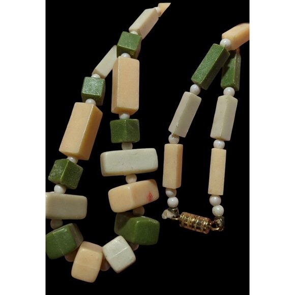 Vintage 1920s Celluloid/Bakelite Green Beaded Necklace - Picture 8 of 12